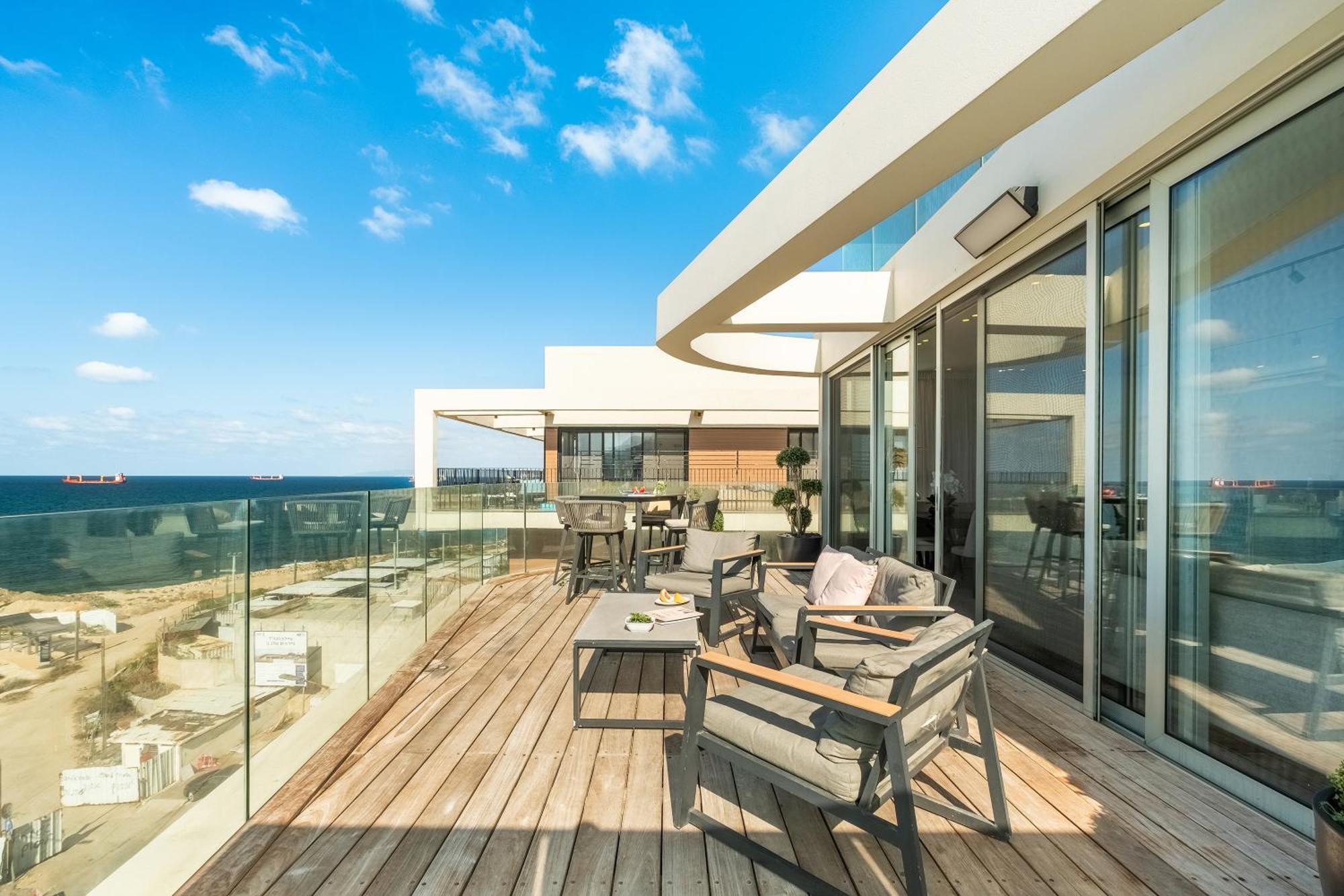 Penthouse 3Br + Roof Top + Parking - On The Beach Хайфа Экстерьер фото